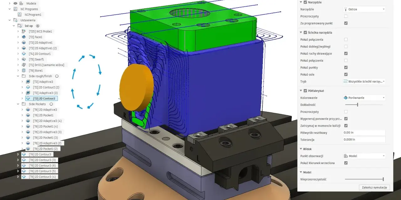 Symulacja obróbki 3+2 w Fusion 360, pokazująca ścieżki narzędzia i półfabrykat.