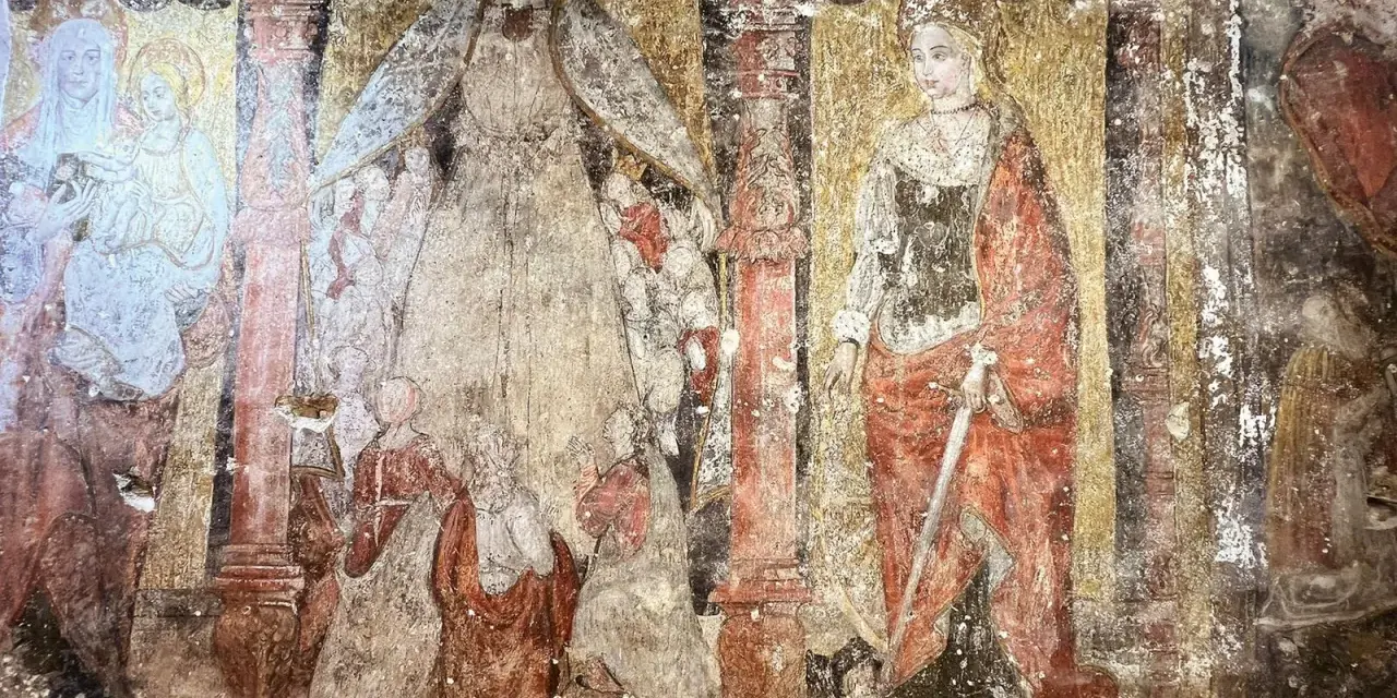 Fresque dégradée, exemple de l'art de la Renaissance, montrant des figures religieuses, dont une Vierge à l'Enfant et une sainte armée d'une épée.