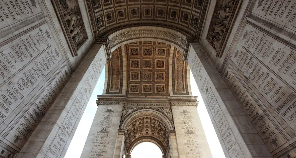 Vistas del Arco del Triunfo, con sus intrincados detalles arquitectónicos y nombres grabados.