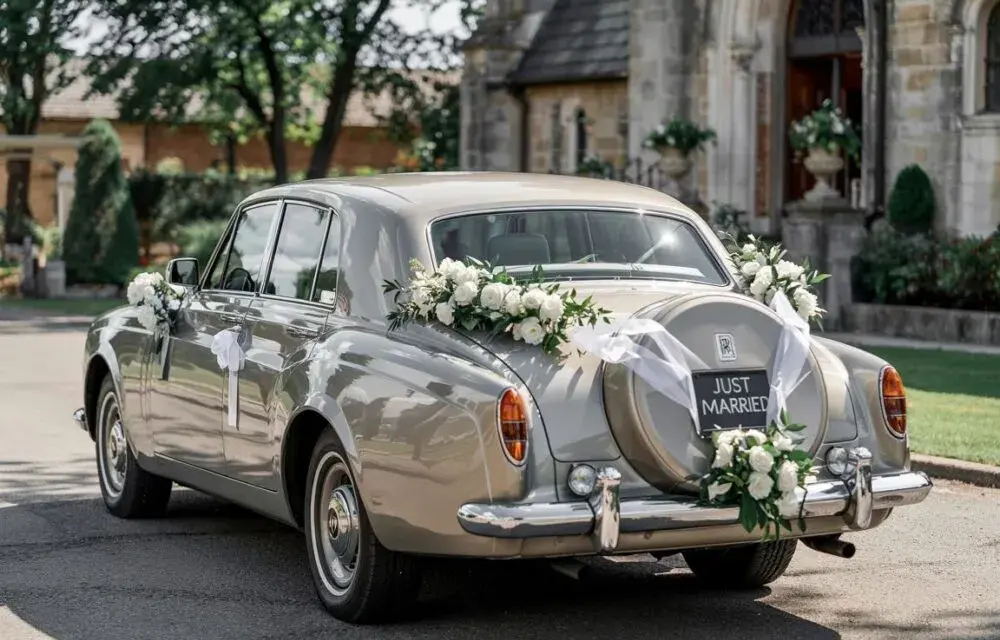 Jak udekorować auto do ślubu? Poradnik, trendy, koszty, bezpieczeństwo