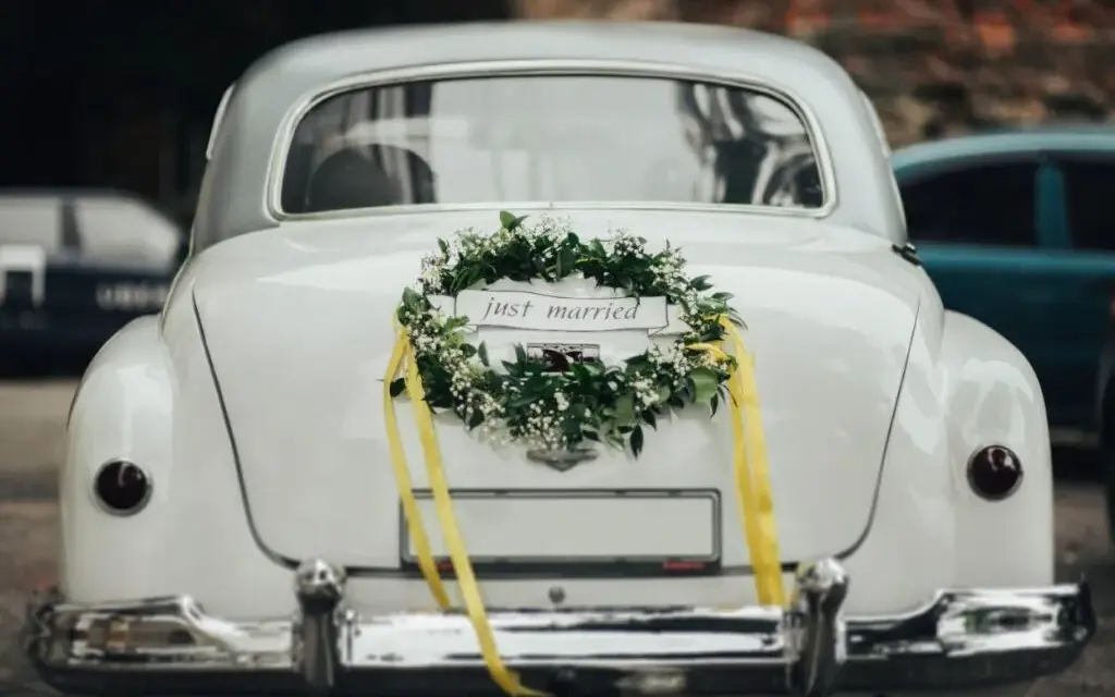 Jak ustroić auto do ślubu: 10 praktycznych pomysłów na dekoracje