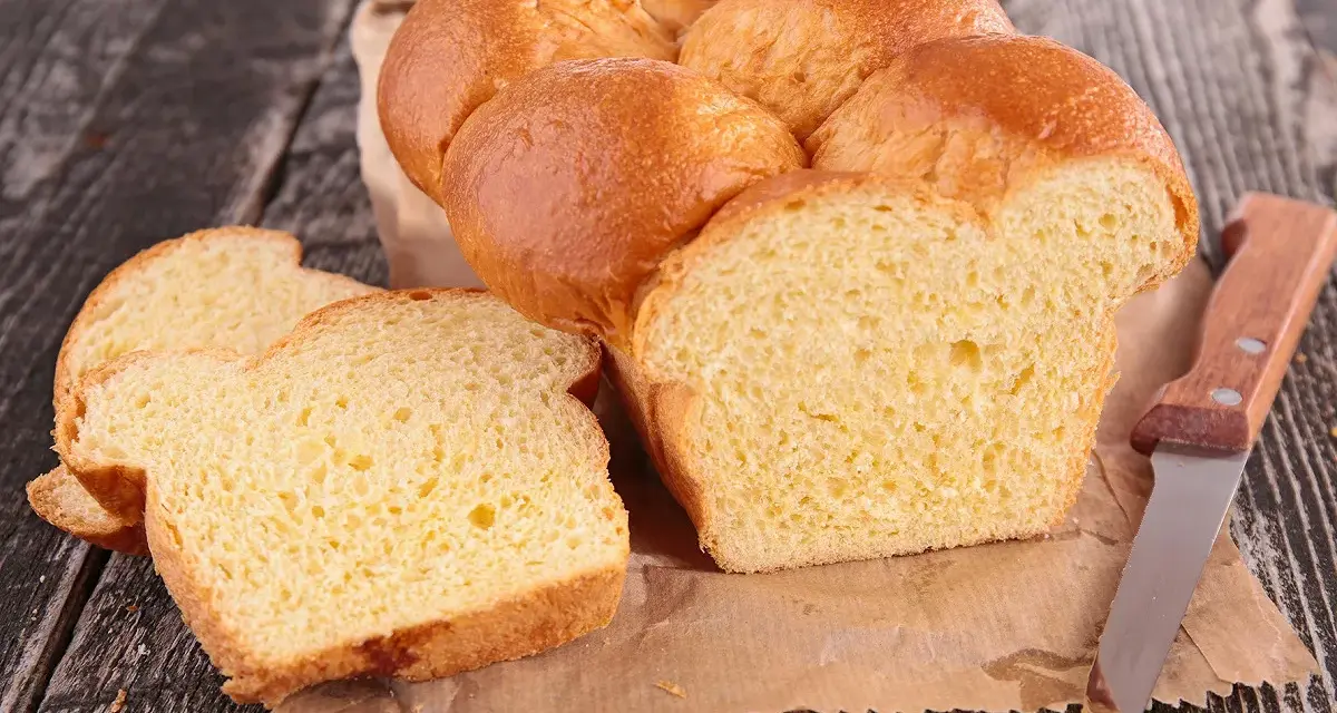Brioche dorée, moelleuse et aérienne, parfaite pour une recette brioche machine à pain. Tranchée, elle révèle sa mie tendre.