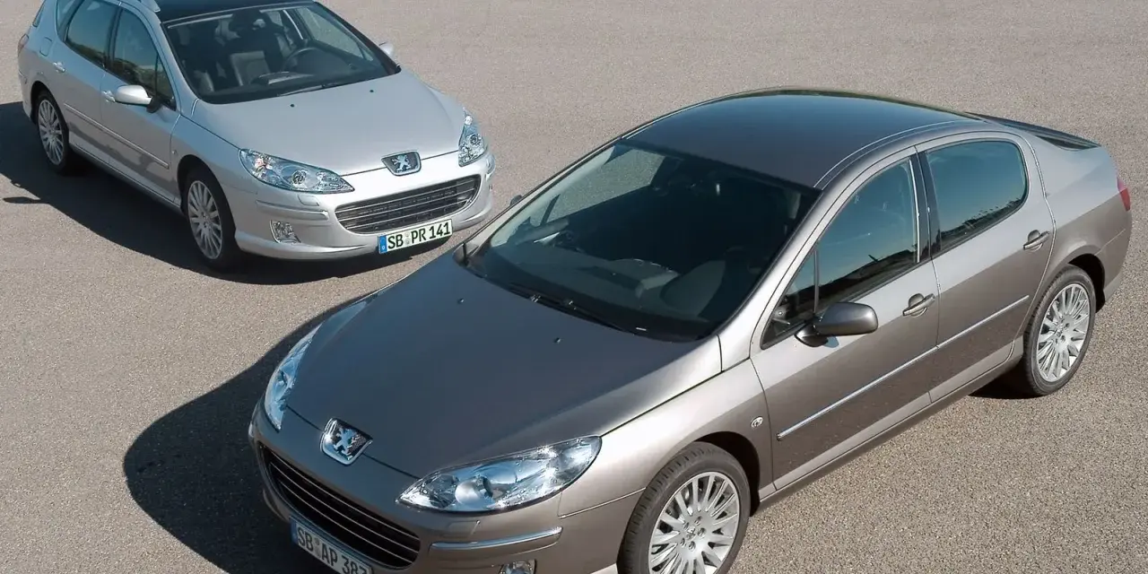 Dwa samochody Peugeot 407, sedan i kombi, na drodze. Wiele osób chwali sobie te modele, a opinie o Peugeot 407 są zazwyczaj pozytywne.