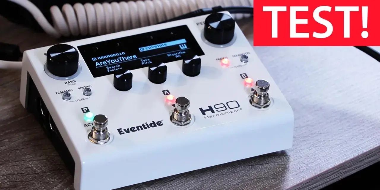Biały efekt gitarowy Eventide H90 w teście. Na ekranie nazwa presetu "AreYouThere".