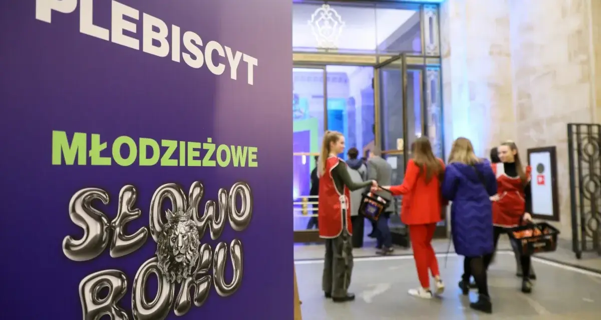 Plakat "PLEBISCYT Młodzieżowe Słowo Roku" z lwem w koronie. W tle młodzież wchodzi do budynku.