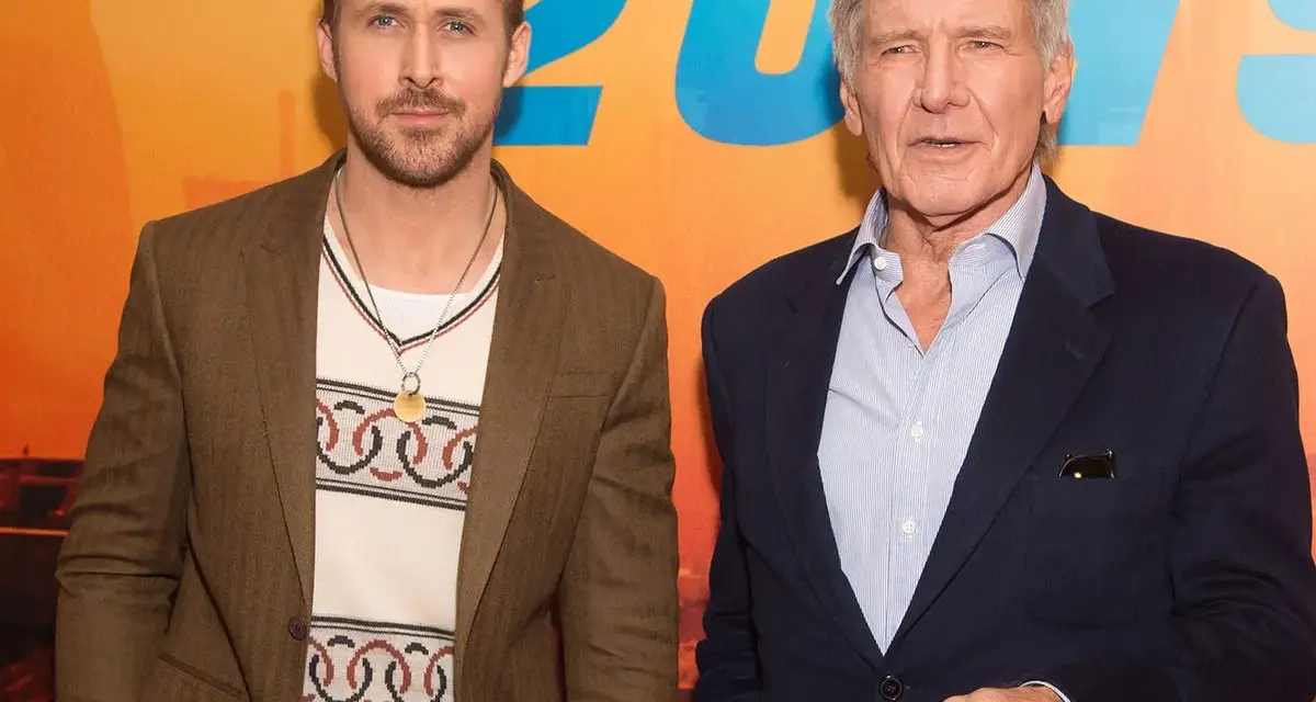 Ryan Gosling con giacca e maglione a fantasia, un perfetto abbinamento giacca t-shirt uomo. Harrison Ford elegante in blu.
