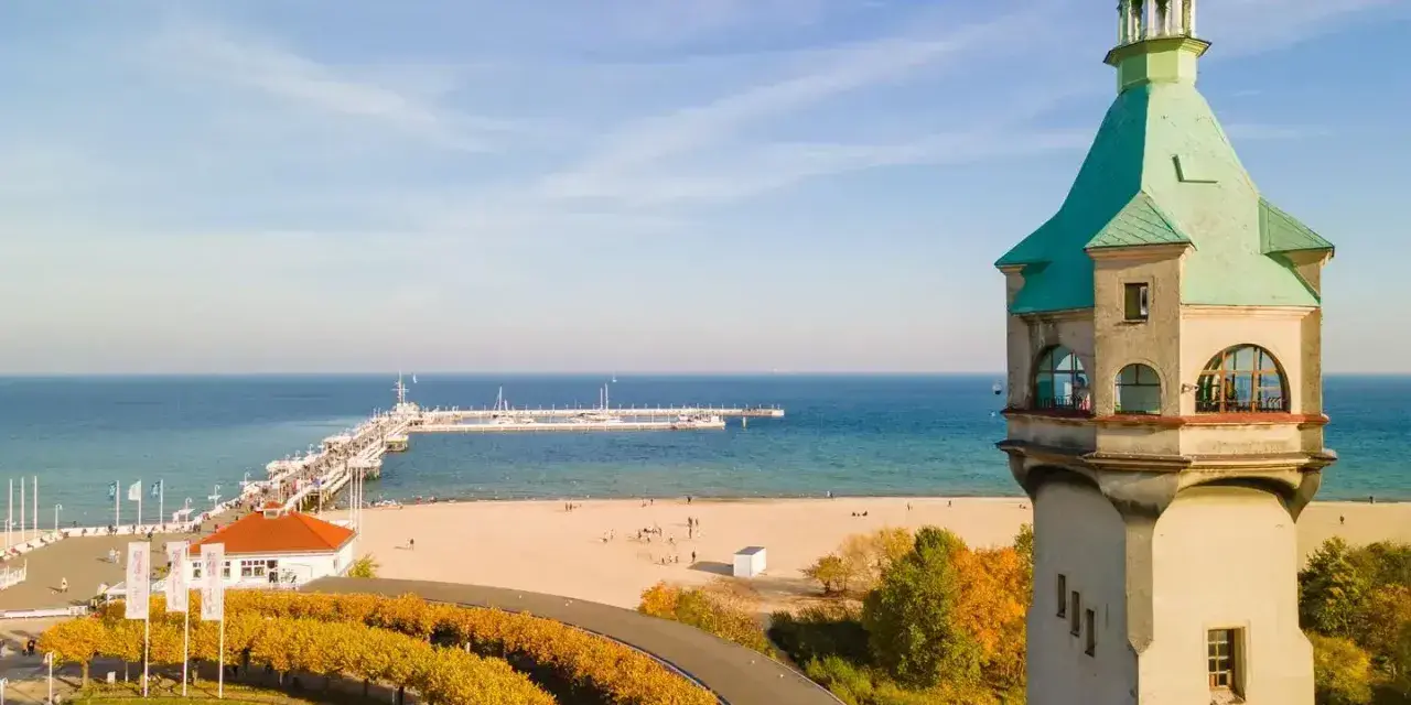 Widok na sopocką plażę i molo z perspektywy charakterystycznej latarni morskiej Sopot.