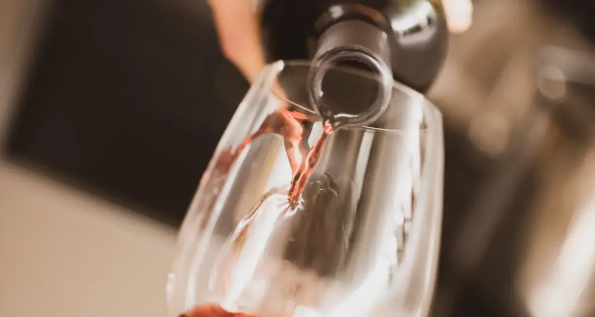 Czerwone wino nalewane do kieliszka. Czy otwarte wino się psuje? Zależy od sposobu przechowywania, ale świeżo otwarte smakuje najlepiej.