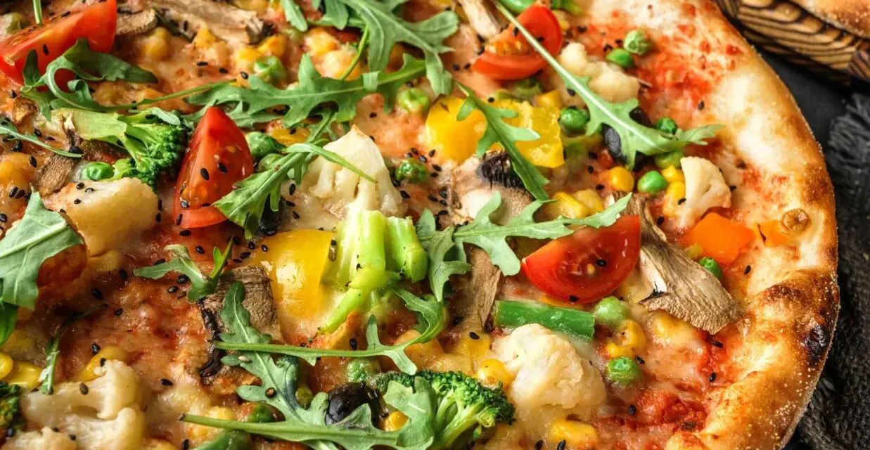 Pyszna pizza bez mięsa z brokułami, pomidorkami, kukurydzą i rukolą. Idealna dla wegetarian.