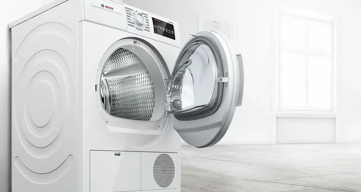 Moderner weißer Bosch Trockner mit offener Tür. Regelmäßiges bosch trockner reinigen sorgt für Langlebigkeit und Effizienz.