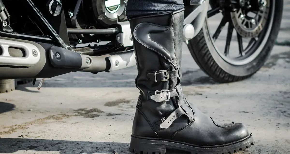 Czarne, skórzane buty motocyklowe z klamrami, idealne na każdą wyprawę. To właśnie takie buty na motocykl zapewnią komfort i bezpieczeństwo.
