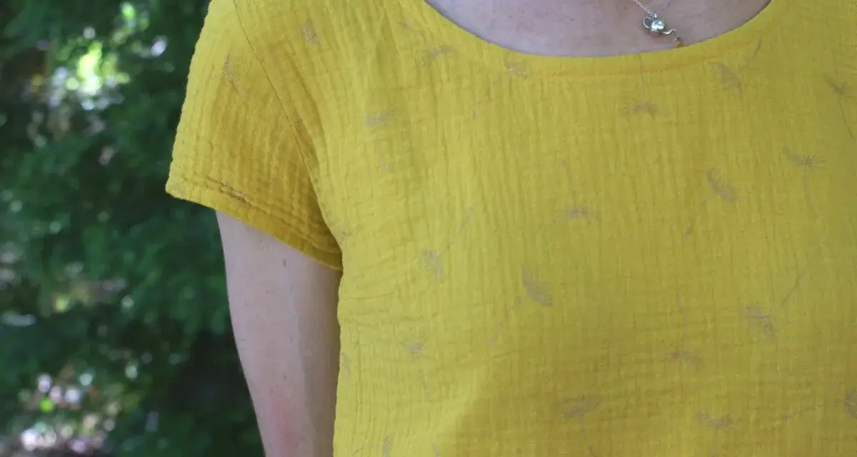 Tee-shirt jaune moutarde en double gaze imprimée de pissenlits, parfait pour coudre de la double gaze avec aisance.