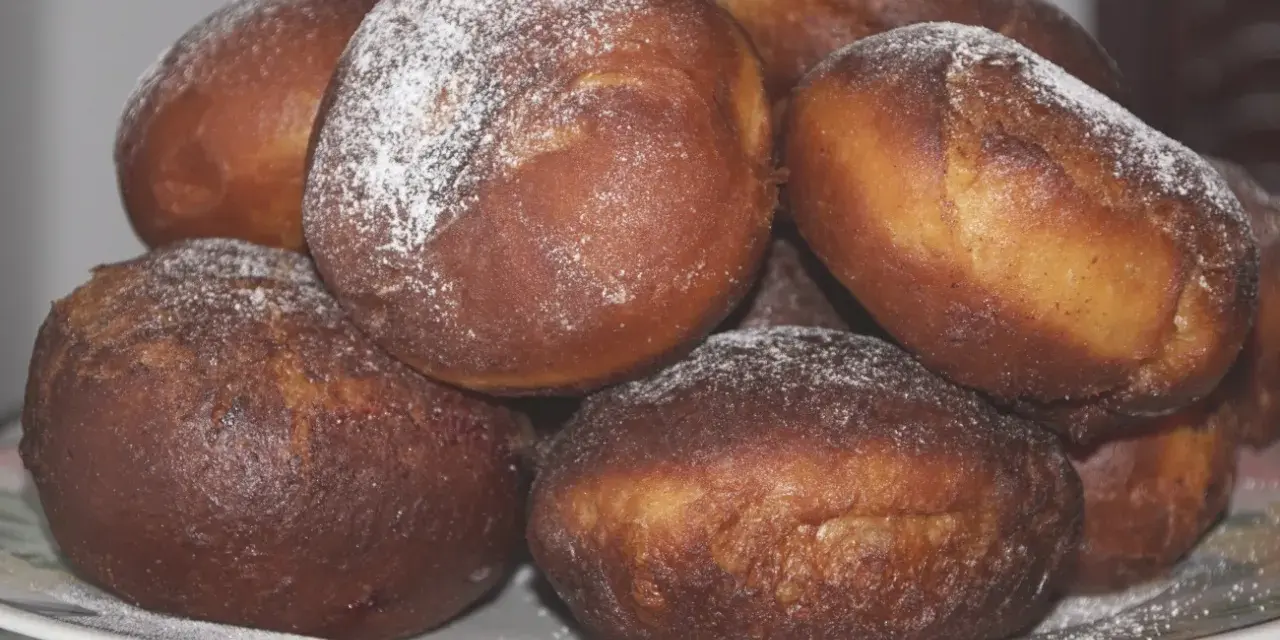Stary przepis na pączki babci, lekko oprószone cukrem pudrem. Pachną jak dawniej!