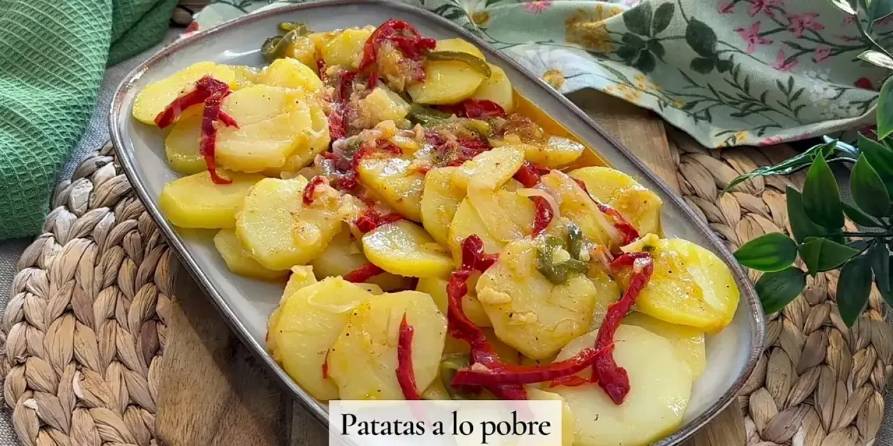 Patatas a lo pobre, la receta de la abuela, con patatas, pimientos y cebolla, un plato casero delicioso.