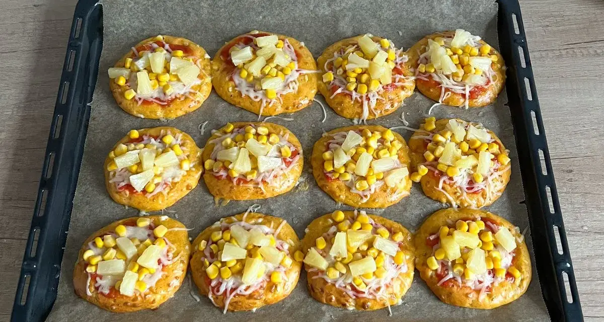 Gotowe do pieczenia pizzerinki z ananasem i kukurydzą. Idealny przepis na szybką przekąskę!