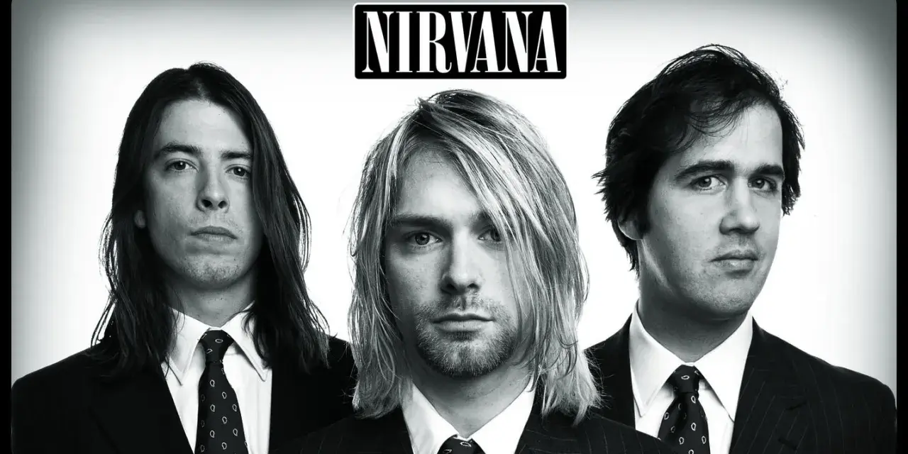 Le groupe Nirvana, pionnier du grunge, pose en noir et blanc. Kurt Cobain au centre, Dave Grohl à gauche, Krist Novoselic à droite. Un style musical iconique.