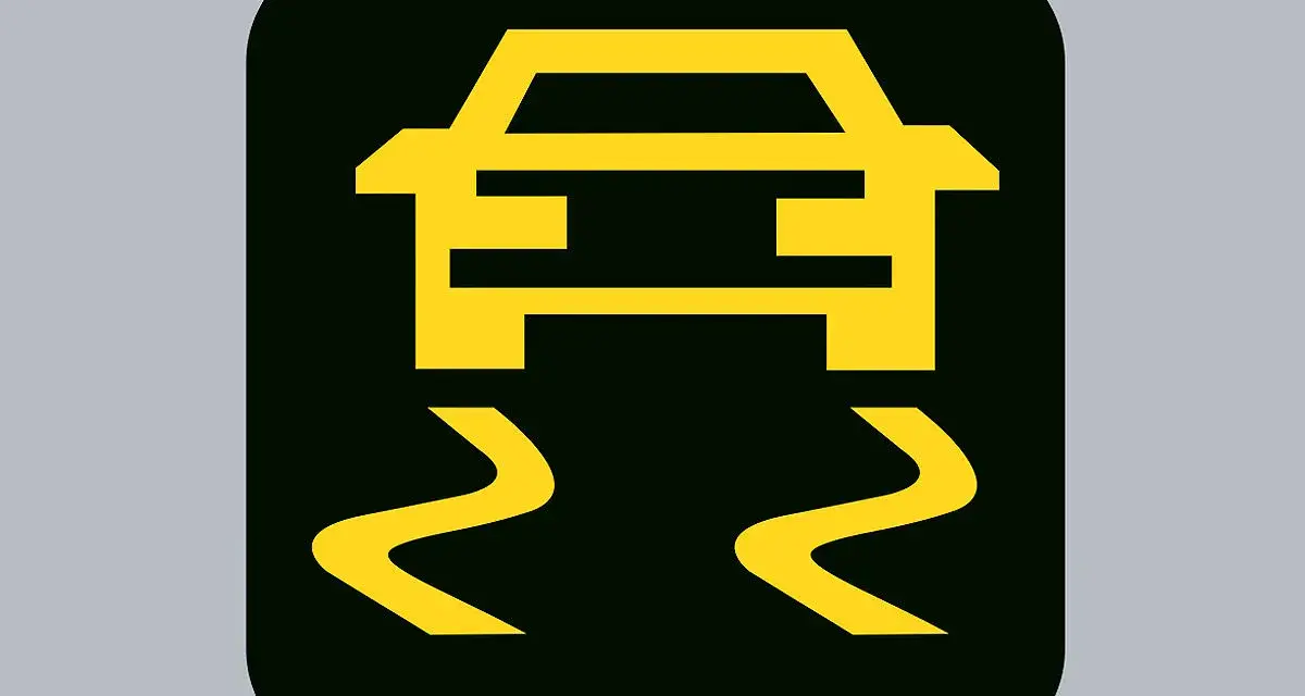 Gelbes Symbol eines Autos auf rutschiger Straße. ESP Knopf Auto leuchtet auf, wenn Traktion verloren geht.