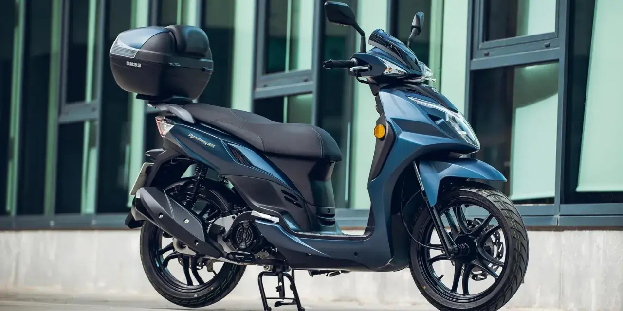 Scooter SYM Symphony SR azul, con maletero SH33. Consulta la ficha técnica para más detalles.
