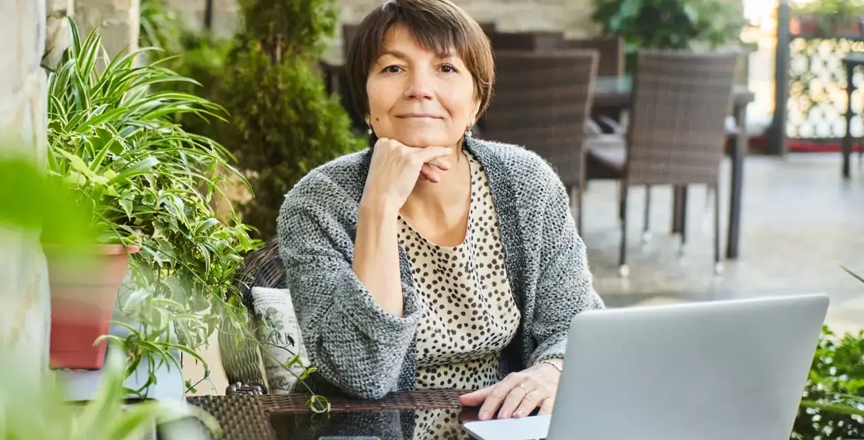 Kobieta przy laptopie zastanawia się, ile czasu ma pracodawca na zgłoszenie pracownika do ZUS.