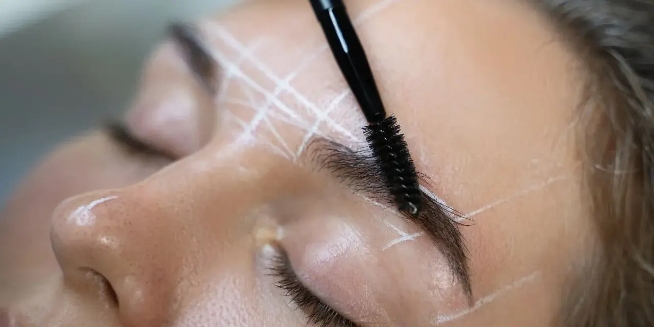 Precyzyjne linie wyznaczają geometrię brwi, a szczoteczka delikatnie je modeluje.