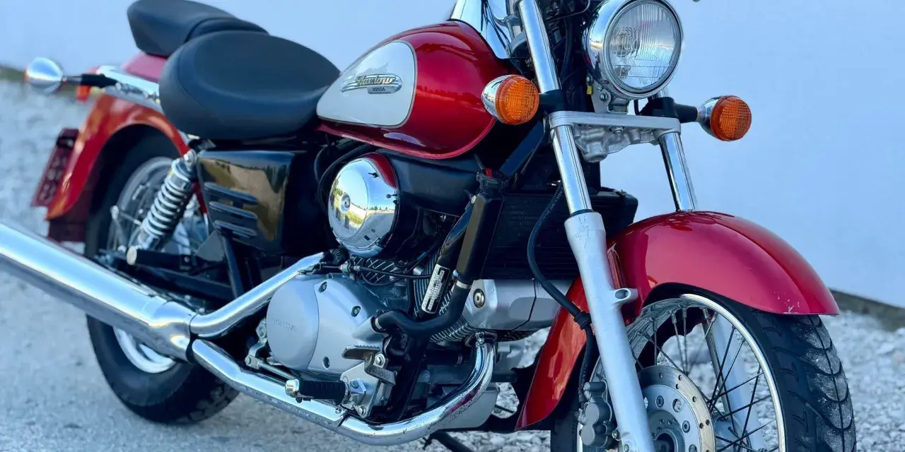 Czerwony motocykl Honda Shadow 700. Dane techniczne tego klasyka są imponujące, a jego wygląd zachwyca.