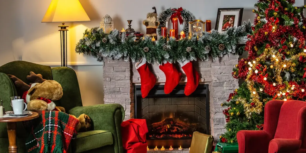 Acogedora sala con chimenea, árbol de Navidad y sillones. Una decoración navideña sostenible que invita a la calidez del hogar.