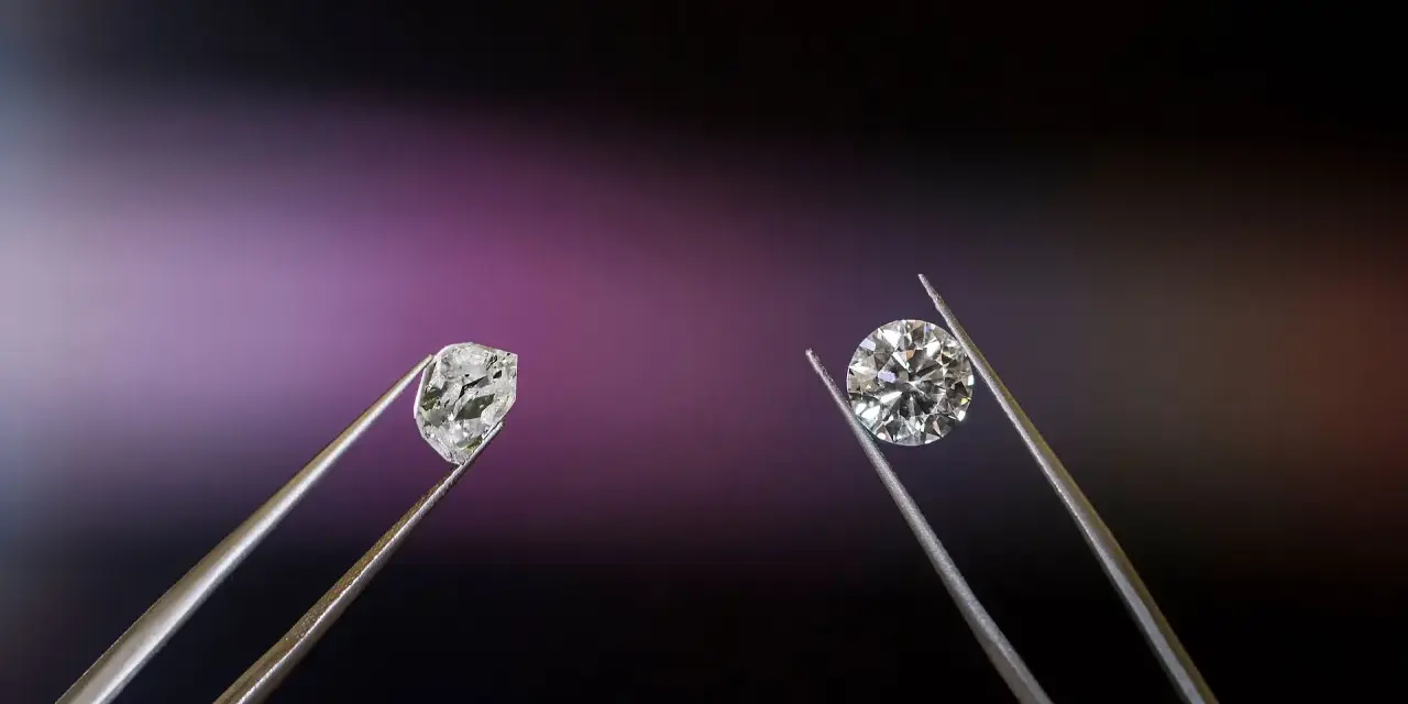 Dwa kamienie szlachetne w pęsecie: surowy brylant i oszlifowany diament.