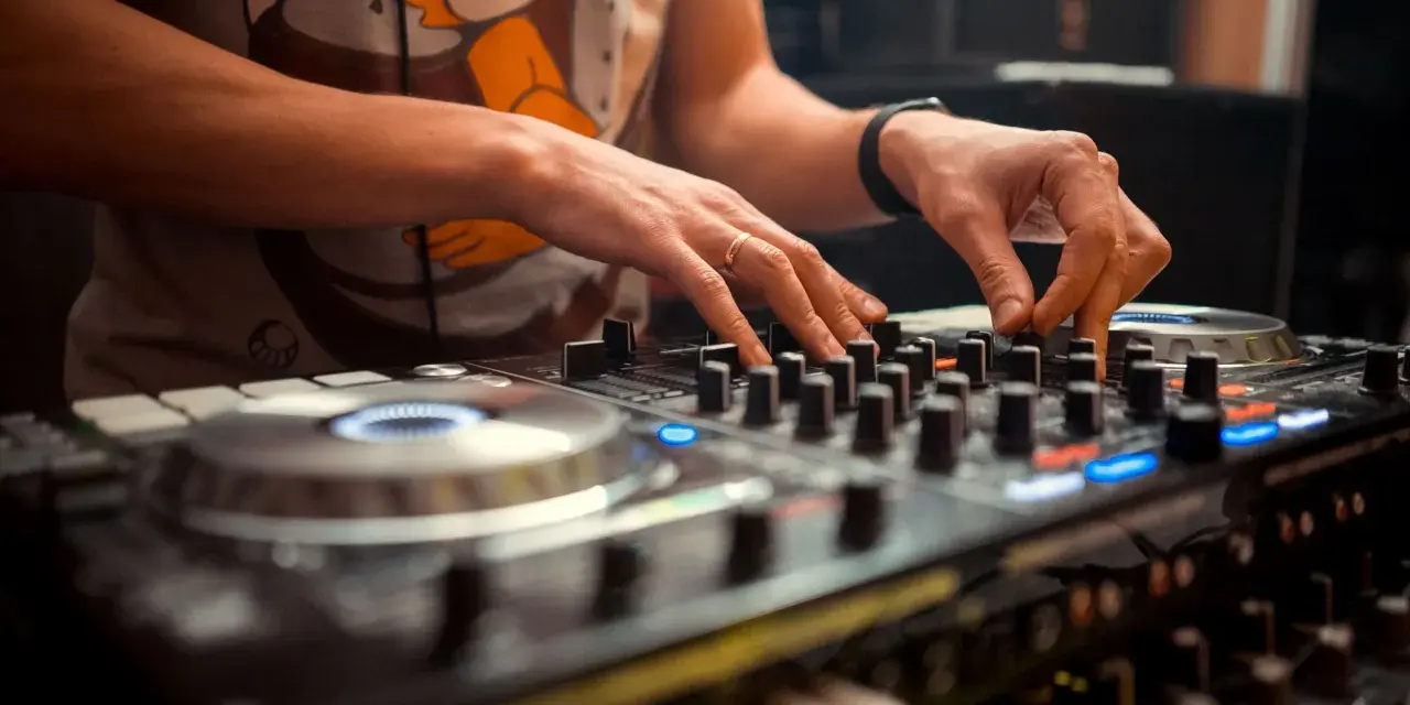 Jak szukać DJ-a na wesele, aby uniknąć rozczarowania i kosztów