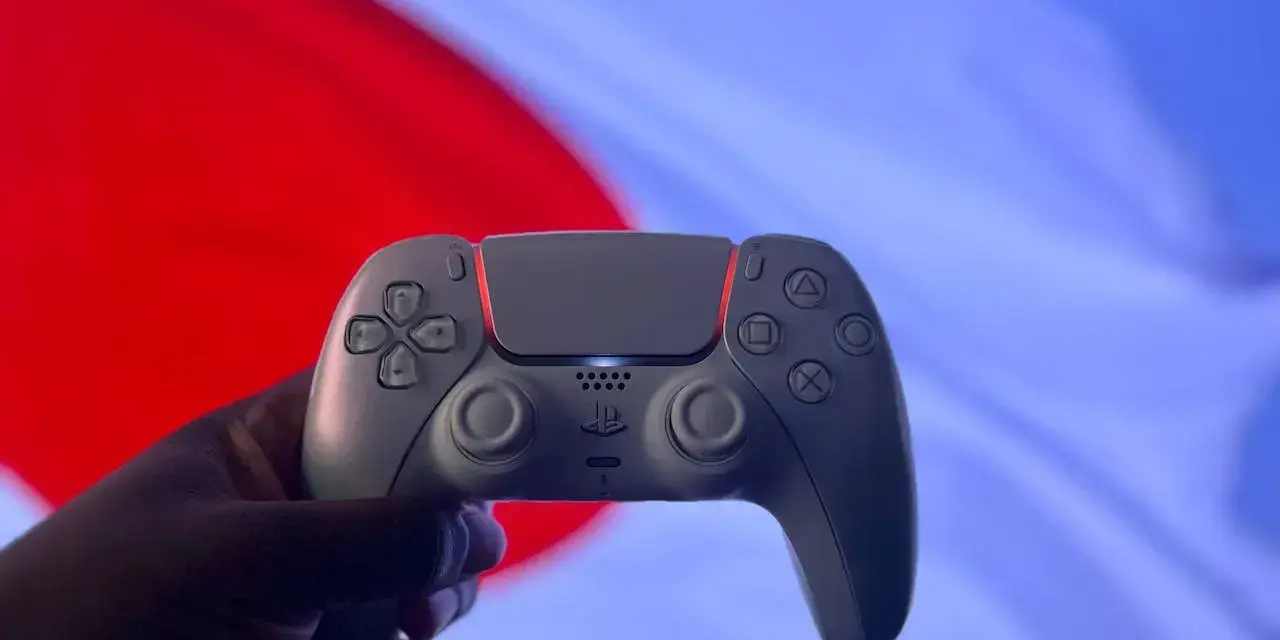 Dłoń trzyma biały kontroler DualSense. Czy gry z PS5 działają na PS4? To pytanie nurtuje graczy.