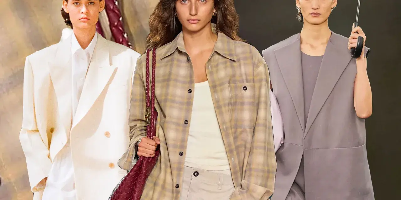 Modelos exhiben atuendos de lujo silencioso: un traje blanco impecable, una camisa a cuadros con bolso de cuero y un traje gris con paraguas.