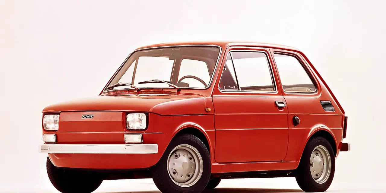 Czerwony polski fiat 126p, ikona motoryzacji, prezentuje się na białym tle.