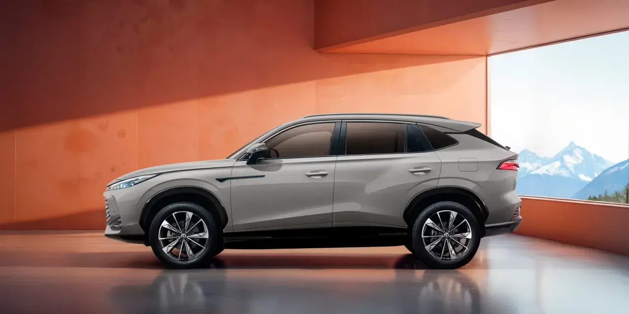 Elegancki, jasnoszary MG SUV prezentuje się na tle górskiego krajobrazu. Sprawdź jego atrakcyjną mg suv cena.