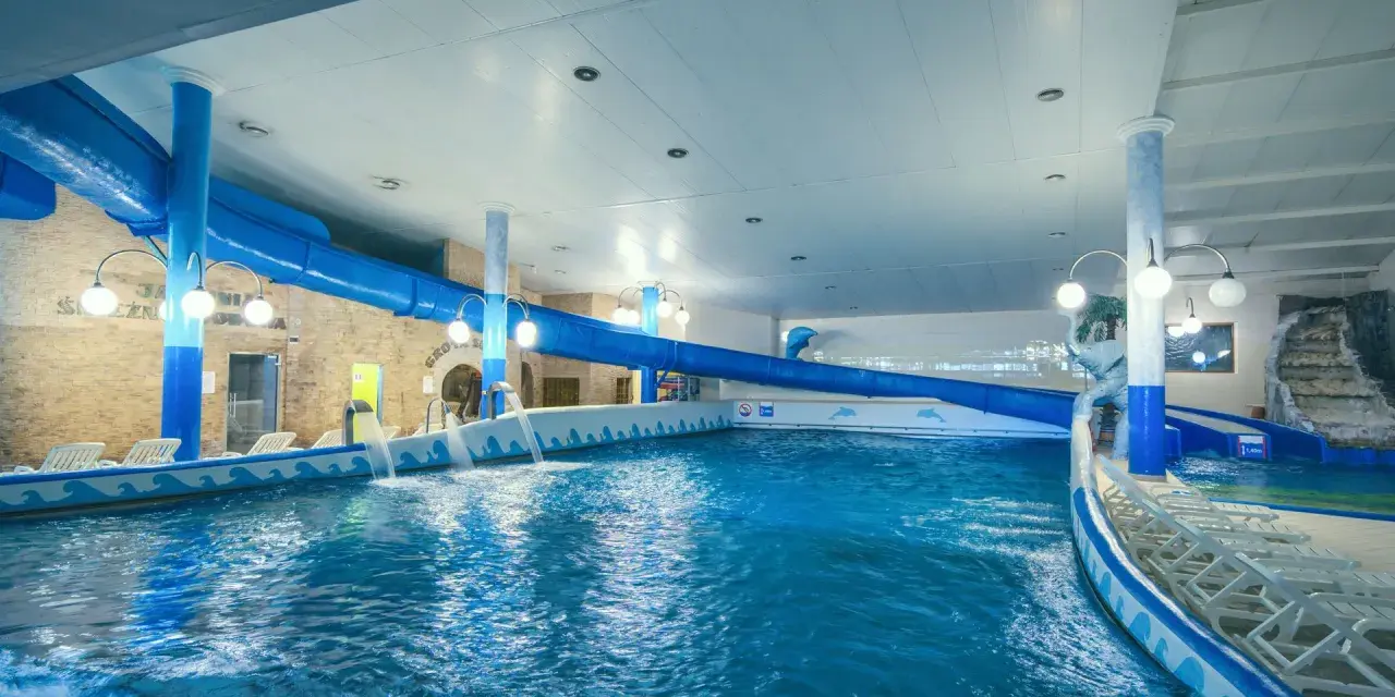 Basen z falą i zjeżdżalniami w Hotelu Gołębiewski Białystok. Sprawdź hotel gołębiewski białystok ceny i zaplanuj rodzinny wypoczynek.