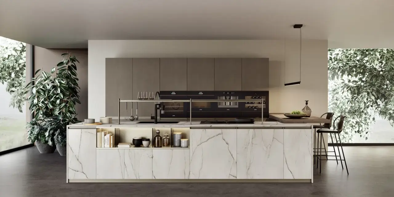 Cucina moderna con isola centrale in marmo, pensili color tortora e elettrodomestici neri. Finiture laccato o laminato.