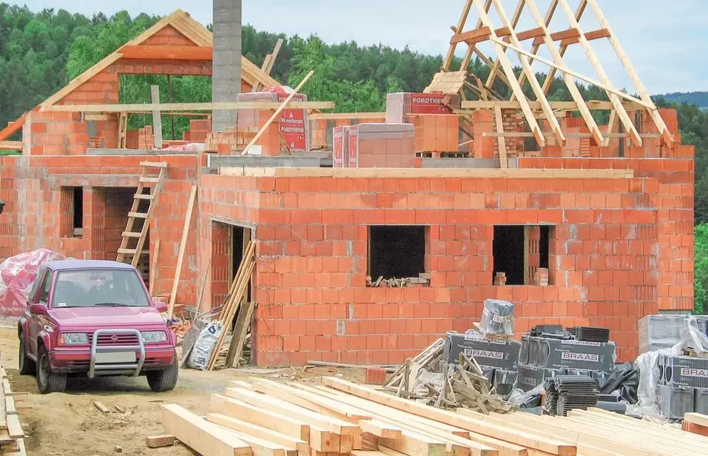 Ile kosztuje budowa komina systemowego? Sprawdź, co wpływa na cenę