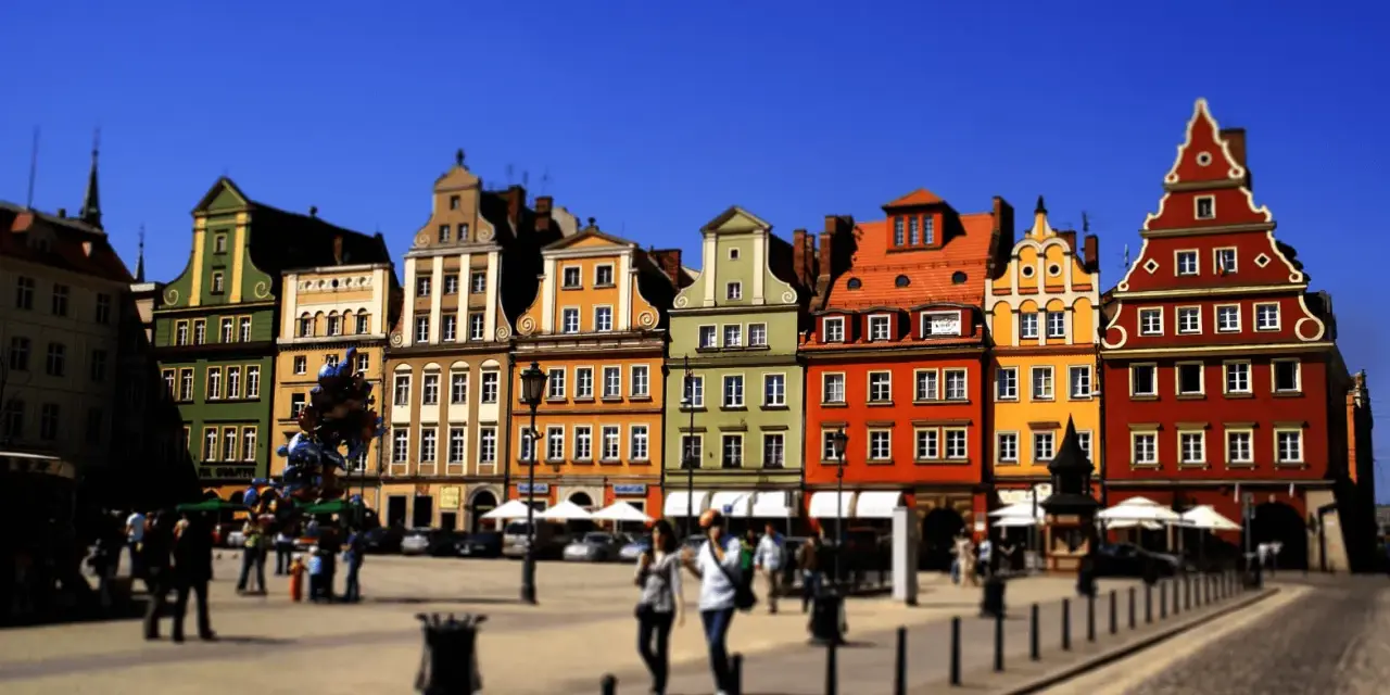 Kolorowe kamienice na wrocławskim Rynku, idealne na tanie atrakcje Wrocław.