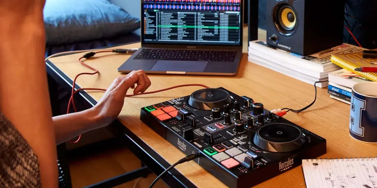 Osoba uczy się, jak zostać DJ-em, ćwicząc na kontrolerze DJ-skim i laptopie z oprogramowaniem muzycznym.