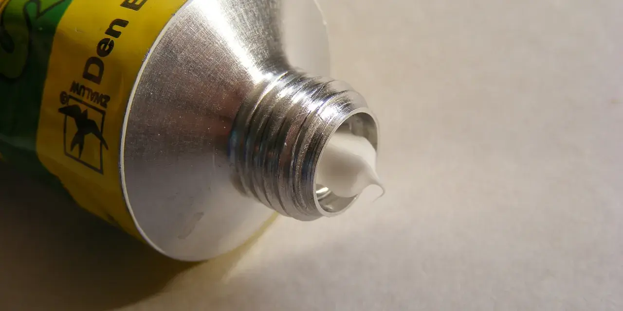 Tubo di silicone pronto all'uso per sigillare e proteggere. Utile per riparazioni domestiche e lavori di fai da te.