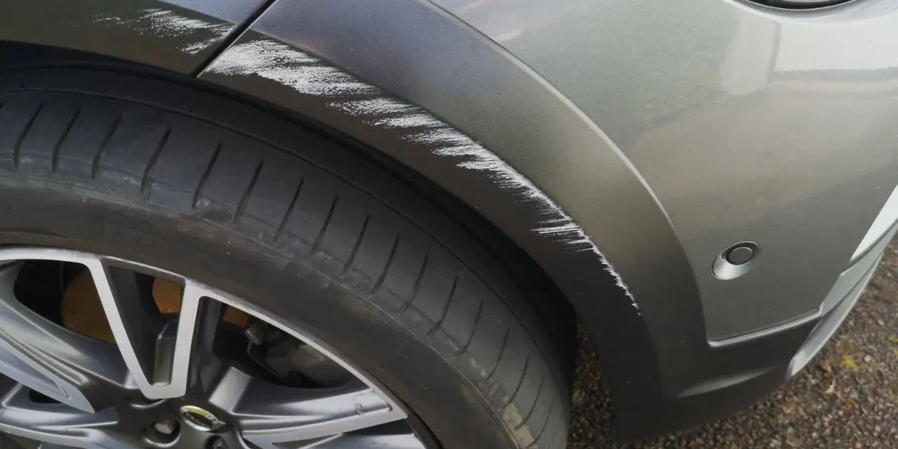 Reparera repor på bilens plastdetaljer. Här syns tydliga märken som behöver åtgärdas för att ta bort kalk och skrapmärken.