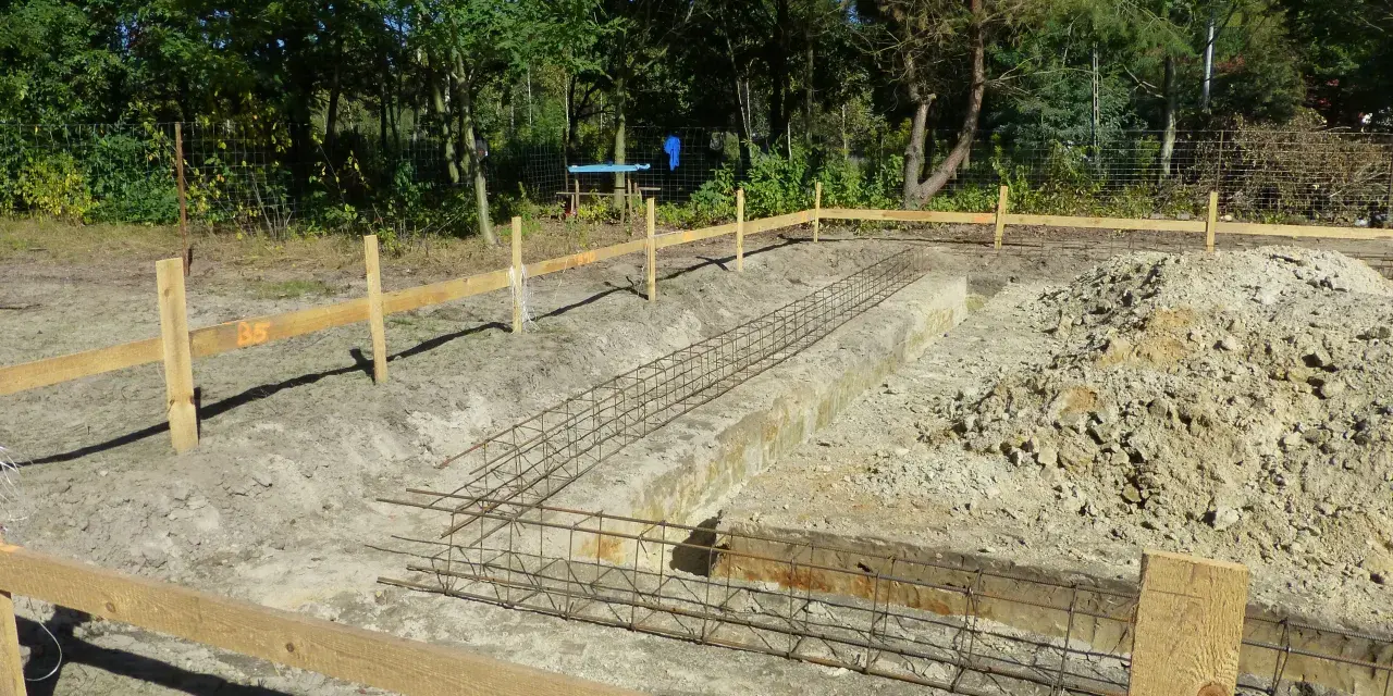 Na placu budowy widać zbrojenie fundamentów i drewniane szalunki. Czekamy, aż fundamenty schną, by móc kontynuować budowę.