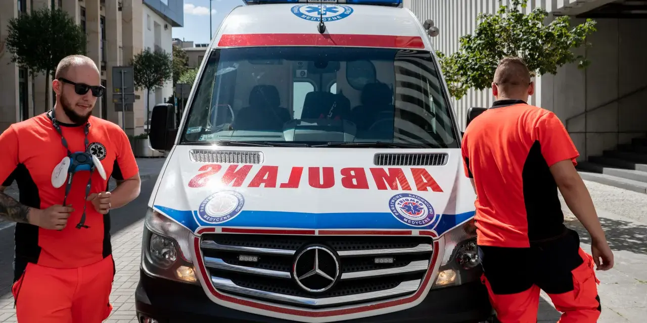Ratownicy medyczni przy ambulansie. Ich praca to nie tylko transport krwi, ale też zarobki i ratowanie życia.