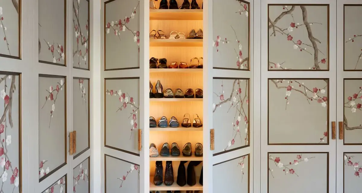 Armario con puertas decoradas con ramas de cerezo en flor. Ideas para decorar tu armario por fuera con un toque artístico y elegante.