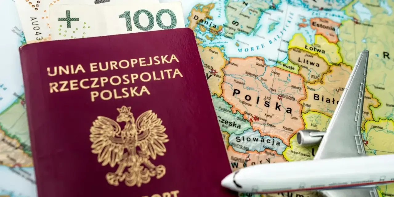 Paszport tymczasowy Rzeczypospolitej Polskiej, polskie banknoty i model samolotu na tle mapy Europy.