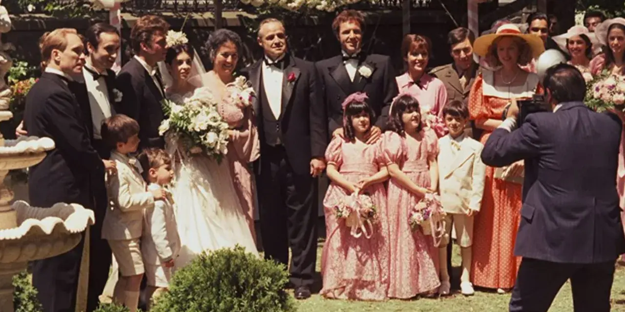 Wesele z filmu "Ojciec Chrzestny". Obsada filmu pozuje do zdjęcia rodzinnego, wśród nich Marlon Brando jako Don Corleone.