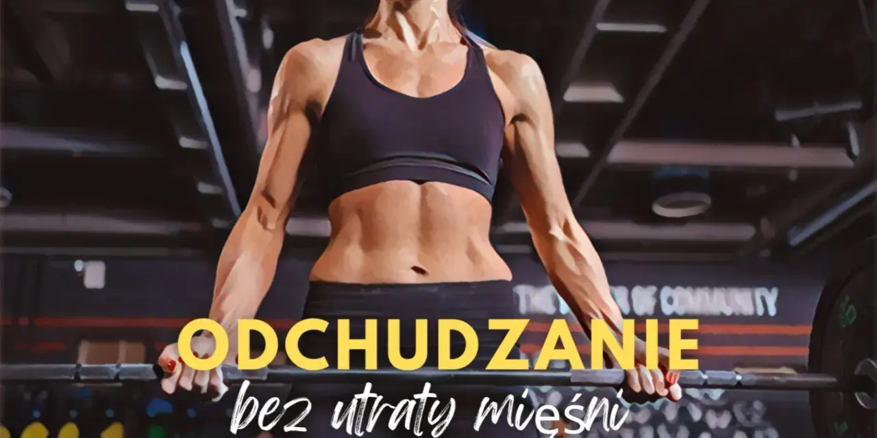 Kobieta z wyrzeźbionym brzuchem trzyma sztangę. Tekst: "ODCHUDZANIE bez utraty mięśni". Idealne makro na redukcji.