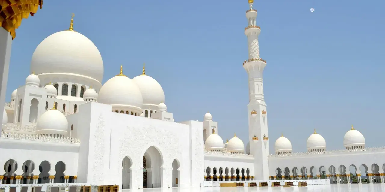 Z AUH do Dubaju: Jak wybrać transport? Ceny, czas, wygoda