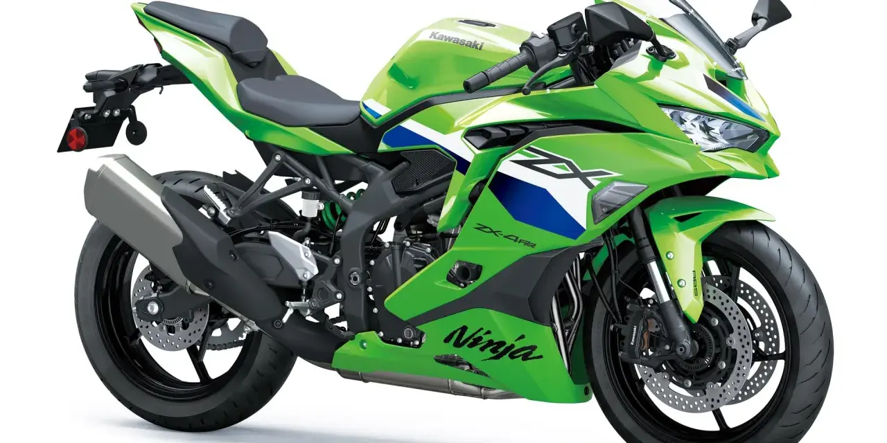 Zielony motocykl Kawasaki ZX4RR Ninja gotowy do jazdy.