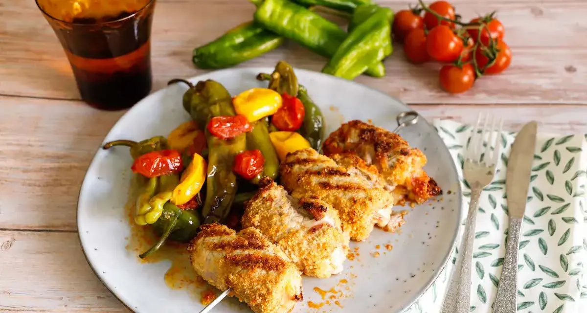 Spiedini di pollo impanato con friggitelli e pomodorini, un classico della ricetta pugliese.