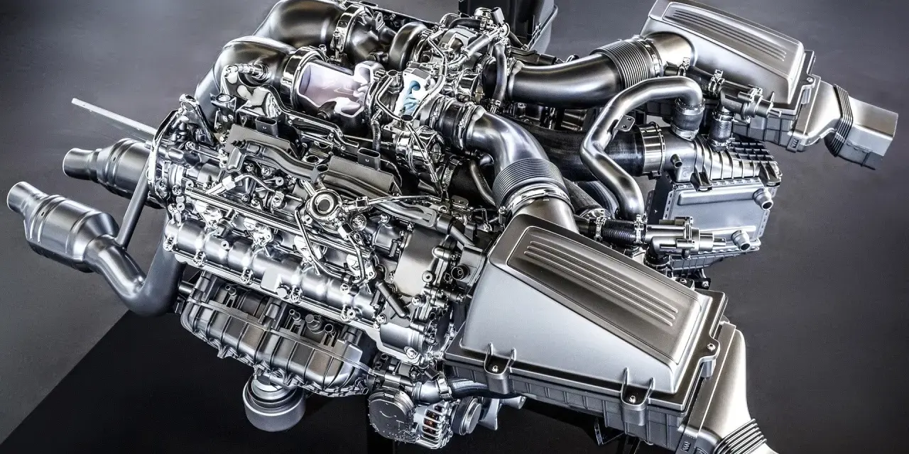 Błyszczące cylindry w silniku V8, z turbosprężarkami i skomplikowanymi przewodami, gotowe do pracy.