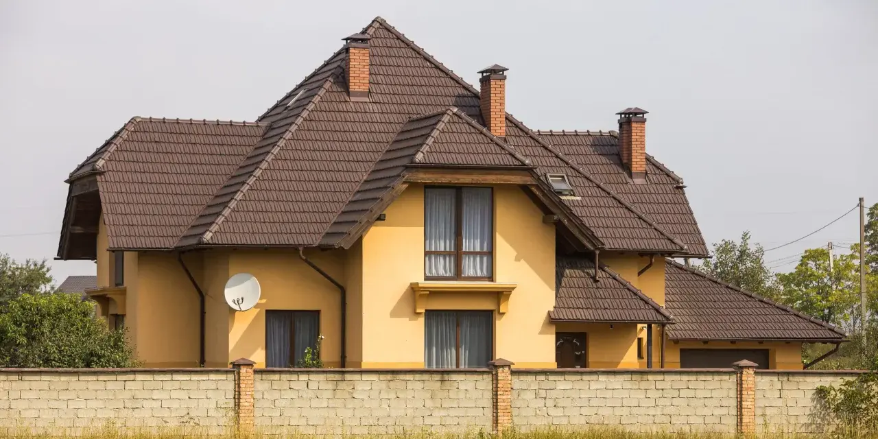 Jak dobrać kolory elewacji do brązowego dachu z symulacją kolorów